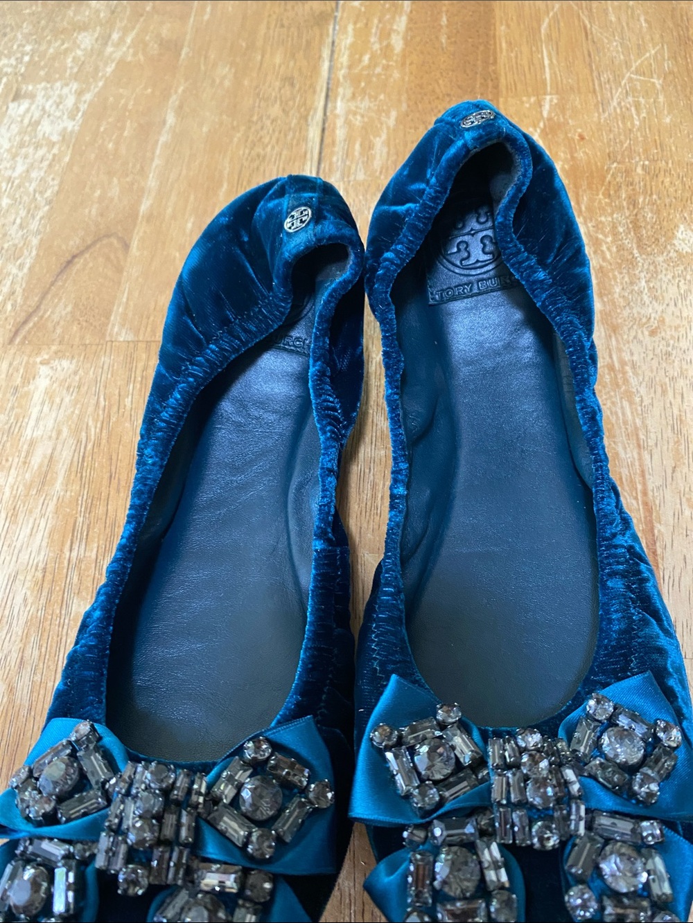 Beautiful Tory Burch Teal Velvet Jeweled Bow Flats
